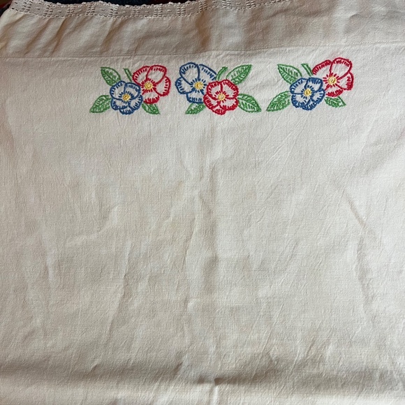 Vintage Pillowcase with Embroidered Flowers - Picture 2 of 3